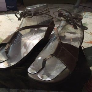 New in Box $110 Ladies Leather Chaco Sage Ankle Wrap Sandals - Size 8 - Tan